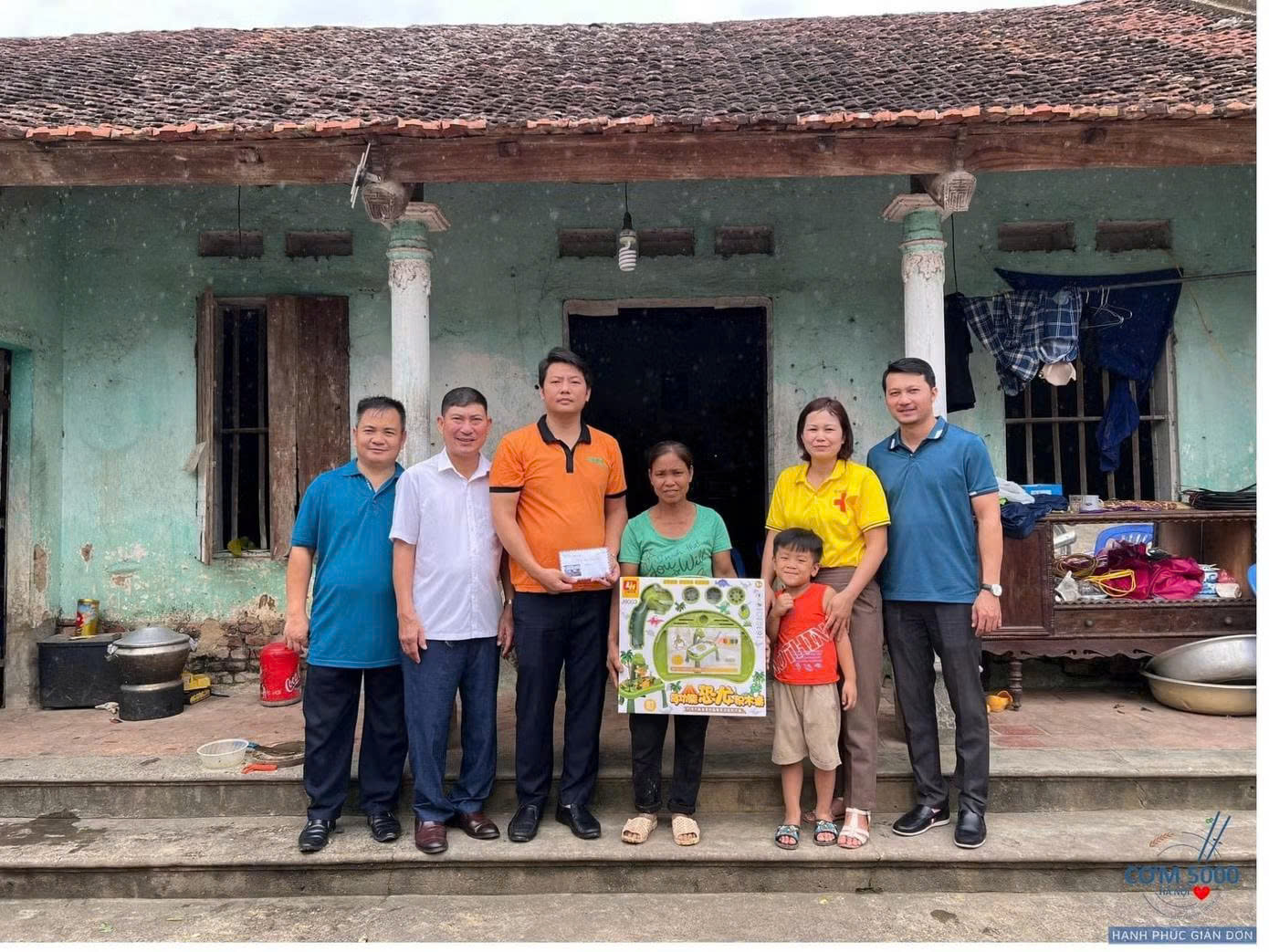 Anh Bùi Quang Long phát quà tại vùng cao